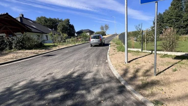 Zakończono budowę drogi na osiedlu w Graboszycach (odcinek A-B)2.jpg