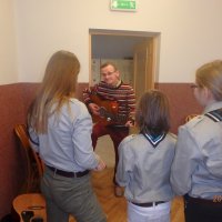Harcerze z podolszańskiej szkoły u seniorów w Oświęcimiu