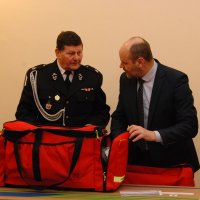 Nowoczesny sprzęt ratujący życie i zdrowie  przekazany strażakom z gminnych OSP