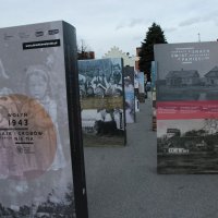 Wystawa „Wołyń 1943 Wołają z grobów, których nie ma” na zatorskim rynku. 