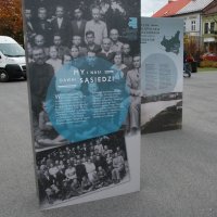 Wystawa „Wołyń 1943 Wołają z grobów, których nie ma” na zatorskim rynku. 